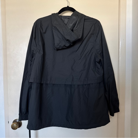Women’s Nike Black lightweight Windbreaker with hood - Picture 8 of 8